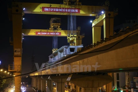Tuyến đường sắt trên cao Cát Linh-Hà Đông đang thực hiện đến công đoạn lao dầm, lắp ghép dầm. (Ảnh: Minh Sơn/Vietnam+)
