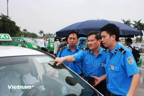 Sở Giao thông vận tải Hà Nội vừa có quyết định thu hồi phù hiệu một tháng với hàng trăm xe ôtô vi phạm về Luật Giao thông đường bộ. (Ảnh: Việt Hùng/Vietnam+)