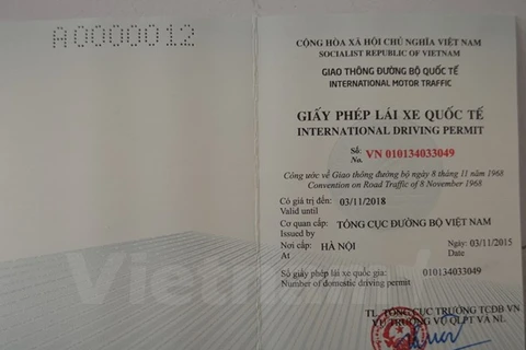Mẫu giấy phép lái xe quốc tế cấp cho người Việt Nam. (Ảnh: Việt Hùng/Vietnam+)