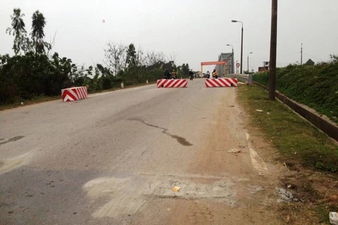 Ụ bê tông được chủ đầu tư đổ và để chắn ngang lối vào của cầu Việt Trì cũ nhằm ngăn tình trạng xe né phí, trốn trạm. (Ảnh: Otofun)