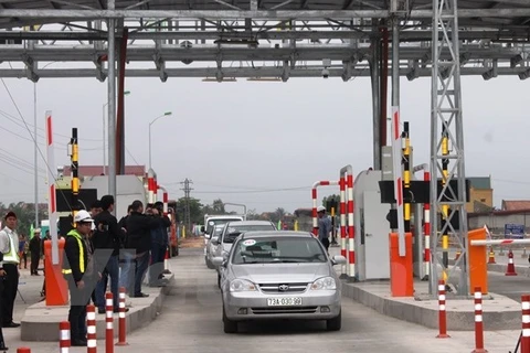 Hệ thống trạm thu phí không dừng đối với các phương tiện lưu thông trên Quốc lộ 1 đoạn qua tỉnh Quảng Bình. (Ảnh: Việt Hùng/Vietnam+)