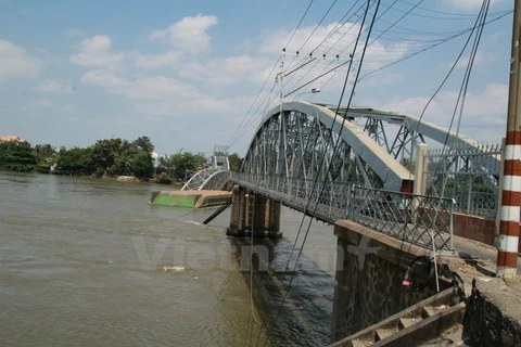 Cầu Ghềnh đã bị sập vài nhịp sau khi bị sà lan tông trúng tụ cầu. (Ảnh: Sỹ Tuyên/Vietnam+)
