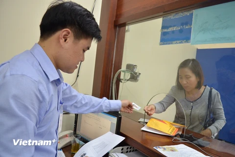 Người dân sẽ được giảm bớt thủ tục và thời gian đến các cơ sở để làm hồ sơ cấp đổi và nhận giấy phép lái xe. (Ảnh: Việt Hùng/Vietnam+)