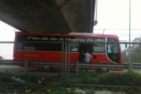 Một xe khách dừng đỗ bắt khách ngay trên tuyến đường cao tốc Cầu Giẽ-Ninh Bình. (Ảnh: VEC cung cấp)