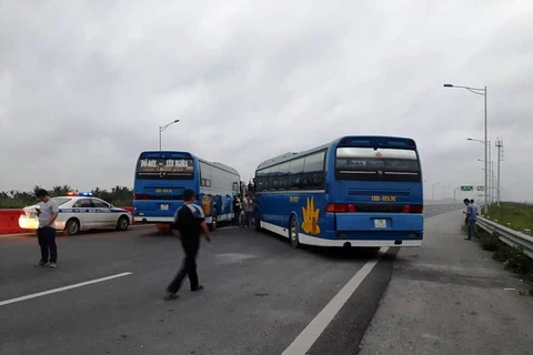 Hai xe khách tuyến Hải Phòng-Hà Nội đã cố tình nằm chắn ngang trước cửa trạm thu phí đường cao tốc Hà Nội-Hải Phòng. (Nguồn ảnh: Otofun.net)