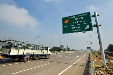 Phương tiện lưu thông trên đường cao tốc Hà Nội-Hải Phòng. (Ảnh: Minh Sơn/Vietnam+)