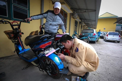 Xe máy điện làm thủ tục đăng ký tại Phòng Cảnh sát giao thông Công an Hà Nội. (Ảnh: Minh Sơn/Vietnam+)