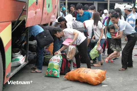 Hành khách trở về Thủ đô với hành trình mệt nhoài vì bị nhồi và chặt chém giá vé. (Ảnh: Việt Hùng/Vietnam+)