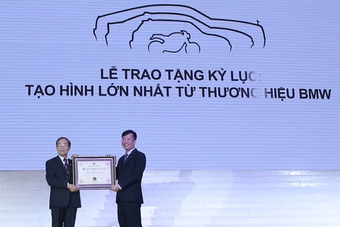 Bằng xác nhận Kỷ lục Guinness Việt Nam về “Tạo hình lớn nhất từ thương hiệu BMW”. (Ảnh: Ban tổ chức cung cấp)