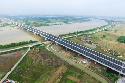 Dự án đường cao tốc Hà Nội-Hải Phòng có 6 làn xe, tốc độ tối đa 120km/giờ nhìn từ trên cao. (Ảnh: Minh Sơn/Vietnam+)