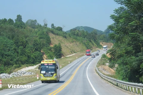 Phương tiện lưu thông trên đoạn tuyến Yên Bái-Lào Cai của đường cao tốc Nội Bài-Lào Cai. (Ảnh: Việt Hùng/Vietnam+)