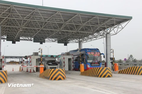 Bộ Giao thông Vận tải và Tài chính sẽ ngồi lại để rà soát lộ trình tăng phí và thời gian thu phí trạm BOT. (Ảnh: Việt Hùng/Vietnam+)