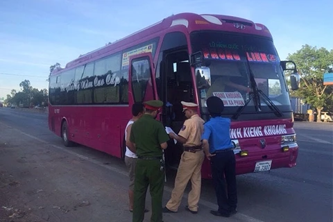 Xe biển số Lào “lách luật” hoạt động trái phép tại Việt Nam 