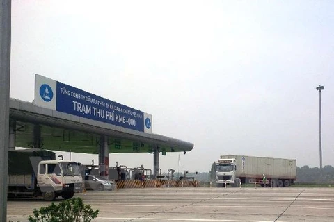 Một chiếc xe chở quá tải đã phải quay đầu trên tuyến đường cao tốc Nội Bài-Lào Cai do VEC từ chối phục vụ. (Ảnh: Việt Hùng/Vietnam+)