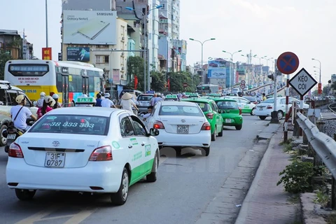 Hiện tại, Hà Nội có 19.141 phương tiện được cấp phù hiệu "Taxi Hà Nội", chưa kể “xe hợp đồng” dưới 9 chỗ và “taxi dù”. (Ảnh: Minh Sơn/Vietnam+)