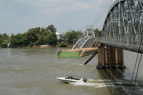 Đường sắt Bắc-Nam hiện bị tê liệt hoàn toàn sau vụ tàu thủy đâm sập cầu Ghềnh. (Ảnh: Sỹ Tuyên/Vietnam+)