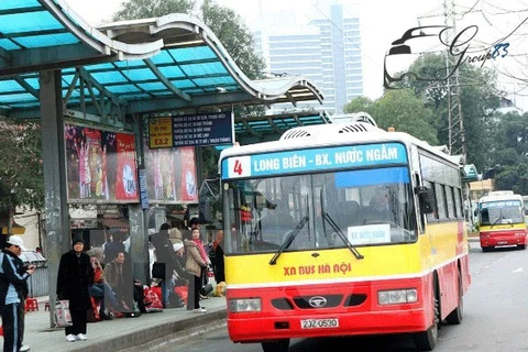 Tuyến xe buýt số 04 lộ trình Long Biên-bến xe Nước Ngầm. (Ảnh: TTXVN)