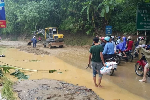 Cấm các loại phương tiện tham gia giao thông trên đoạn tuyến Quốc lộ 4D (Lào Cai-Lai Châu) do mưa lũ lớn. (Ảnh: Lục Thu Hương/TTXVN)