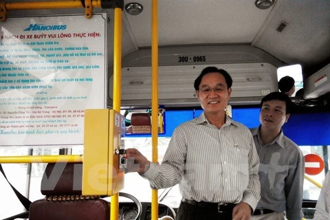 Vé tháng điện tử xe buýt trên tuyến Giáp Bát-Cầu Giẽ. (Ảnh: Việt Hùng/Vietnam+)