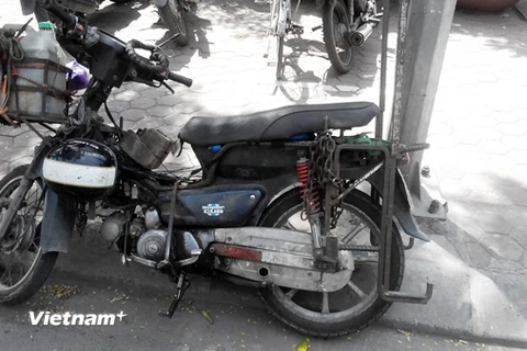 Xe máy “hết đát” vẫn là “cần câu cơm” của một số bộ phận dân lao động, người nghèo. (Ảnh: Việt Hùng/Vietnam+)
