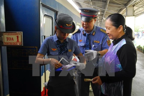 Kiểm tra vé hành khách đi tàu tại ga Sài Gòn. (Ảnh: Mạnh Linh/TTXVN)