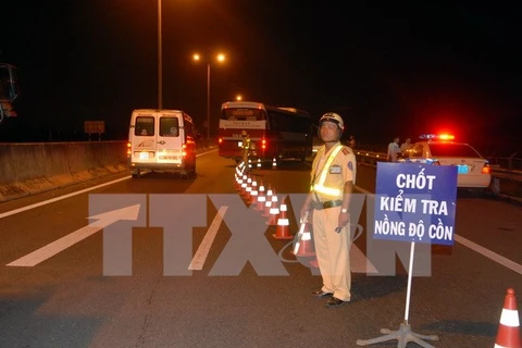 Cảnh sát giao thông lập các chốt kiểm tra nồng độ cồn (Nguồn: TTXVN)