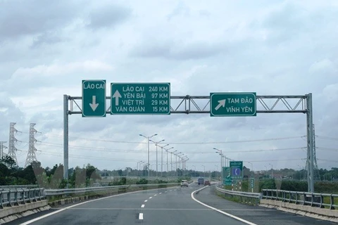 Phương tiện lưu thông trên đường cao tốc Nội Bài-Lào Cai. (Ảnh: Việt Hùng/Vietnam+)