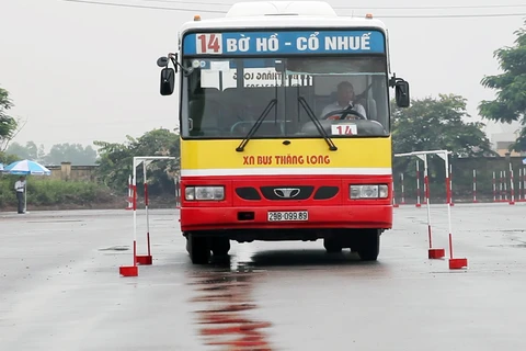 Lái xe buýt trình diễn những kỹ năng “tay lái lụa” trên sa hình. (Ảnh: Doãn Đức/Vietnam+)