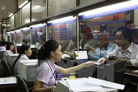 Hành khách mua vé tàu tại Ga Hà Nội. (Ảnh: TTXVN)