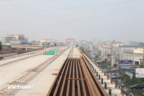 Phiến dầm cuối cùng trong tổng số 806 phiến của dự án đường sắt đô thị Cát Linh-Hà Đông đã được hợp long. (Ảnh: Doãn Đức/Vietnam+)