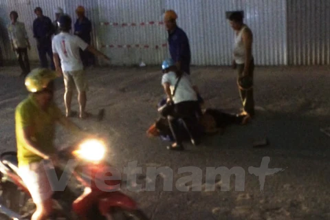 Một công nhân làm việc thi công hạng mục đường ray tại dự án đường sắt đô thị Hà Nội, tuyến Cát Linh-Hà Đông bị rơi từ trên cao xuống mặt đường.