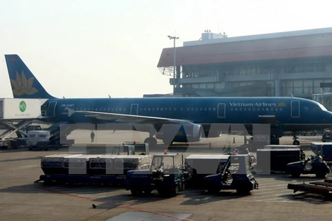 Vận chuyển hàng hóa lên máy bay của Vietnam Airlines tại Cảng Hàng không Nội Bài (Hà Nội). (Ảnh: Huy Hùng/TTXVN)