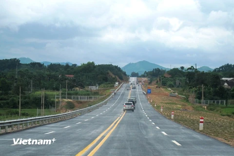 Đường cao tốc Nội Bài-Lào Cai đoạn Yên Bái-Lào Cai được mở rộng từ 2 lên 4 làn xe. (Ảnh: Việt Hùng/Vietnam+)