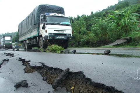 Xử lý sụt trượt nền đường Quốc lộ 1 qua tỉnh Phú Yên do mưa lũ 