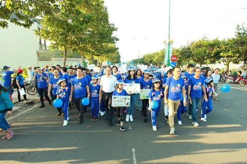 Đoàn diễu hành gồm gần 4.000 em học sinh, phụ huynh, thầy cô giáo và người dân địa phương kêu gọi đội mũ bảo hiểm cho trẻ em. (Ảnh: Yamaha cung cấp)