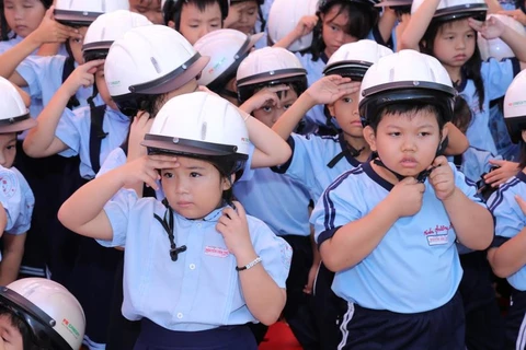 Các em học sinh đội mũ bảo hiểm đạt chuẩn và được học những kiến thức an toàn giao thông. (Ảnh: Quỹ AIP cung cấp)