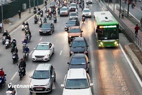 Đa phần các tài xế ôtô chấp hành khá nghiêm chỉnh khi đi đúng làn đường quy định, không lấn làn đường dành riêng cho buýt nhanh BRT. (Ảnh: Doãn Đức/Vietnam+)