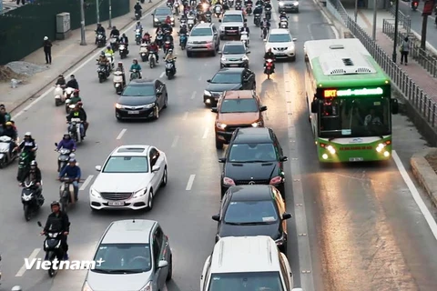 Buýt nhanh BRT đã hoạt động khá thuận lợi khi ý thức người dân được nâng cao. (Ảnh: Doãn Đức/Vietnam+)