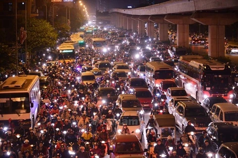 Hạ tầng giao thông không phát triển kịp với số lượng phương tiện giao thông tăng mạnh mẽ mỗi năm. (Ảnh: PV/Vietnam+)