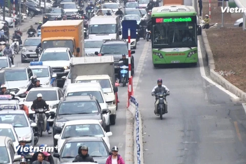 Xe máy vẫn thản nhiên đi vào làn đường xe buýt nhanh BRT dù đã có dải phân cách cứng. (Ảnh: Lan Uyên/Vietnam+)