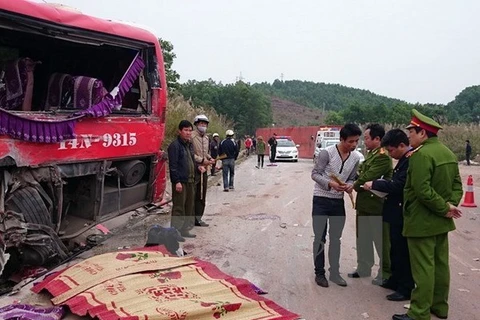 Hiện trường một vụ tai nạn giao thông nghiêm trọng. (Ảnh: Dương Giang/TTXVN)