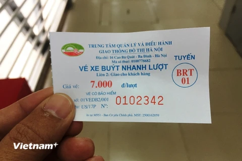 Vé xe buýt nhanh BRT Kim Mã-Yên Nghĩa có giá 7.000 đồng/lượt. (Ảnh: Bùi Lan/Vietnam+)