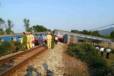 Hiện trường vụ tai nạn tàu hỏa va chạm xe tải bị lật toa xe và 3 người chết. (Ảnh: Quốc Việt/Vietnam+)