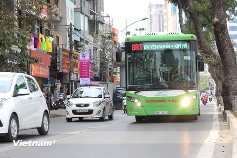 Tuyến buýt nhanh BRT 01 Kim Mã-Yên Nghĩa được đưa vào khai thác. (Ảnh: Bùi Lan/Vietnam+)