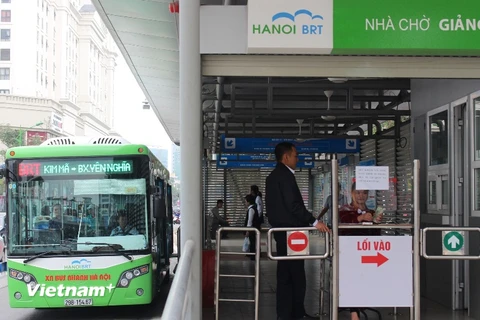 Hành khách đi tuyến buýt nhanh BRT 01 Kim Mã-Yên Nghĩa được đưa vào khai thác. (Ảnh: Thi Uyên/Vietnam+)