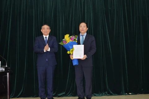 Bộ trưởng Bộ Giao thông Vận tải Trương Quang Nghĩa trao quyết định bổ nhiệm cho ông Vũ Anh Minh. (Ảnh: Tổng công ty Đường sắt cung cấp)