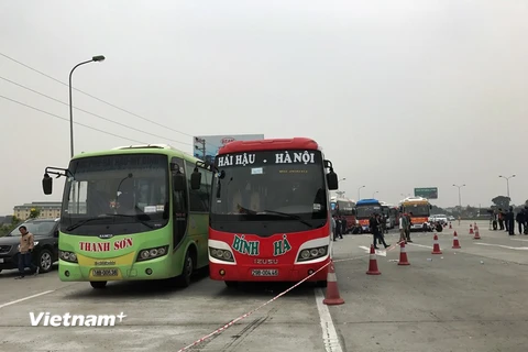 Xe khách tập hợp tại đầu trạm thu phí Pháp Vân-Cầu Giẽ để phản đối điều chuyển luồng tuyến của Hà Nội. (Ảnh: Việt Hùng/Vietnam+) 