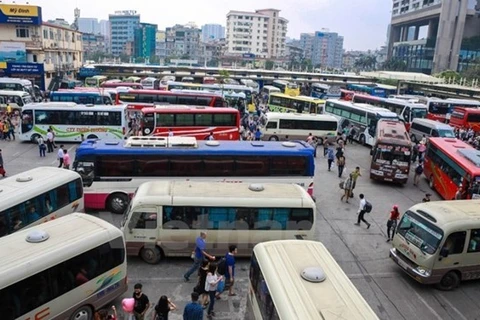 Các doanh nghiệp vận tải gặp nhiều khó khăn khi lượng khách quá ít sau khi điều chuyển luồng tuyến tại thành phố Hà Nội. (Ảnh: Minh Sơn/Vietnam+)