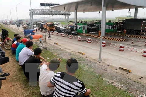 Nhiều xe ôtô dừng trước trạm thu phí Tam Nông. (Ảnh: Trung Kiên/TTXVN)