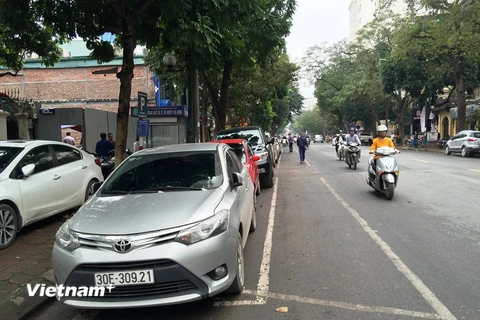 Ôtô đã được chuyển từ đỗ chéo sang đỗ dọc trên tuyến phố Trần Hưng Đạo. (Ảnh: Nguyễn Hằng/Vietnam+)